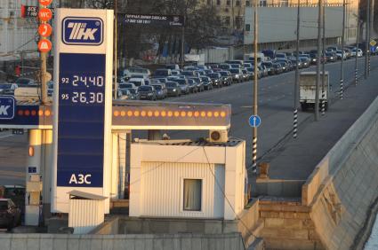 Москва 01 апреля 2011 г. Пробка автомобилей на котельнической набережной. Бензоправка ТНК.