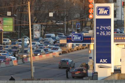 Москва 01 апреля 2011 г. Пробка автомобилей на котельнической набережной. Бензоправка ТНК.