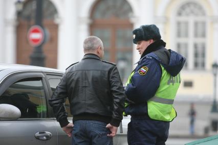 Гаишник проверяет документы у водителя на дороге, Мосва, 10 апреля 2011 года,, Москва, 10 апреля 2011 года