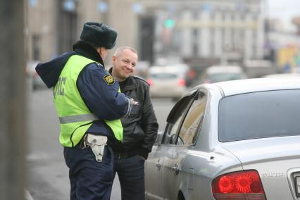 Гаишник проверяет документы у водителя на дороге, Мосва, 10 апреля 2011 года,, Москва, 10 апреля 2011 года