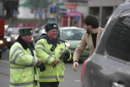 Два пузатых гаишника остановили водителя на дороге, Мосва, 10 апреля 2011 года,, Москва, 10 апреля 2011 года