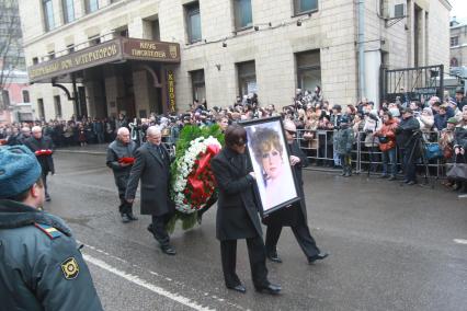 02 апреля 2011 г. Траурная церемония вышла из Центрального дома литераторов. Портрет Людмилы Гурченко несли родной брат ее мужа Сергея Сенина и личный стилист актрисы Аслан Ахмадов.