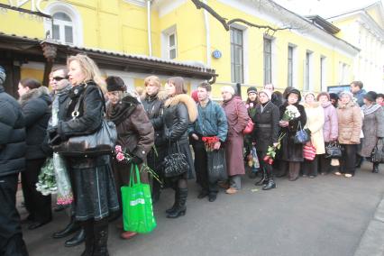 02 апреля 2011 г. Тысячи людей пришли проститься с великой актрисой Людмилой Гурченко.