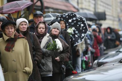 Панихида Людмилы Гурченко в Центральном Доме литераторов, Москва, 2 апреля 2011 года. Тысячи людей пришли проститься с великой актрисой Людмилой Гурченко.