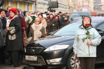 Панихида Людмилы Гурченко в Центральном Доме литераторов, Москва, 2 апреля 2011 года. Тысячи людей пришли проститься с великой актрисой Людмилой Гурченко.