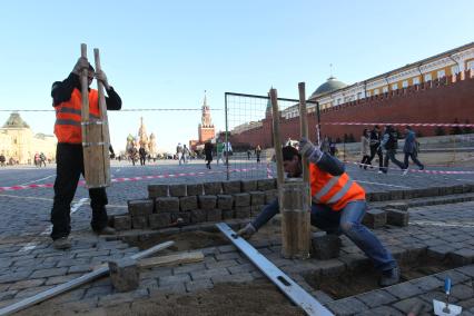 04 апреля 2011 г. Россия, Москва. Работы по ремонту и перекладка брусчатки на Красной площади.