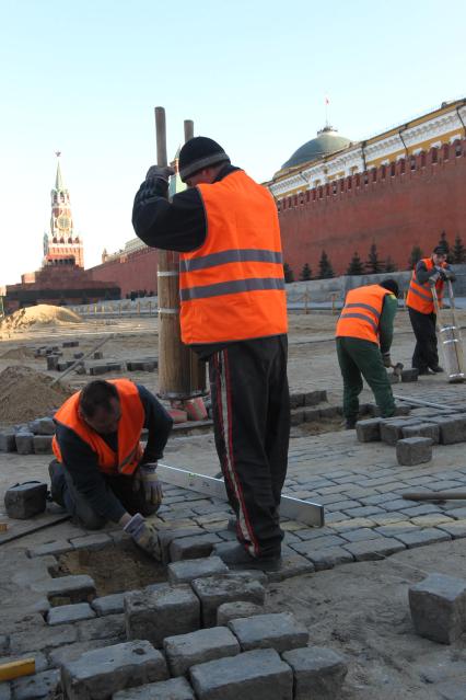 04 апреля 2011 г. Россия, Москва. Работы по ремонту и перекладка брусчатки на Красной площади.