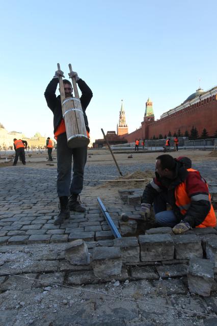 04 апреля 2011 г. Россия, Москва. Работы по ремонту и перекладка брусчатки на Красной площади.