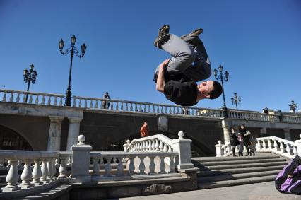 04 апреля 2011 г. Россия, Москва. Манежная площадь. Молодежь, спорт, Паркур.