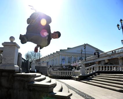 04 апреля 2011 г. Россия, Москва. Манежная площадь. Молодежь, спорт, Паркур.