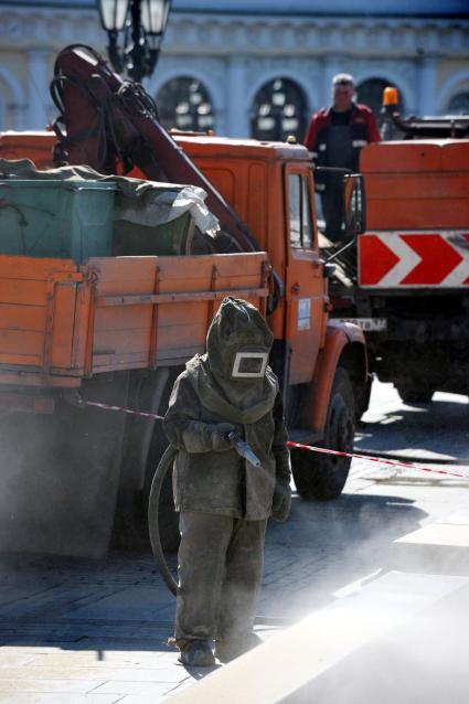 04 апреля 2011 г. Россия, Москва. Манежная площадь. Чистка, мытье, уборка улиц.