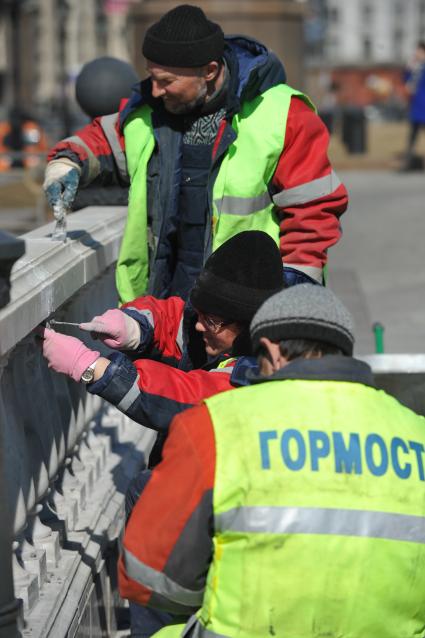 04 апреля 2011 г. Россия, Москва. Манежная площадь. Чистка, мытье, уборка улиц.