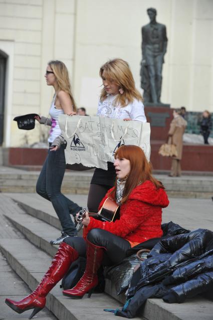 04 апреля 2011 г. Россия, Москва. Молодежь, уличные музыканты, студенты.