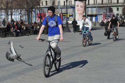 04 апреля 2011 г. Россия, Москва. Молодежь, велосипедисты, спорт, активный отдых.