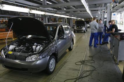 Волжский автомобильный завод. ВАЗ. Сборочная линия. Перерыв на работе. Обед на рабочем месте. 30 марта 2009 года.