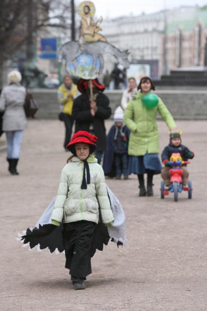 Вербное воскресенье. по городу гуляет семья в религиозных костюмах, Москва, 17 апреля 2011 года