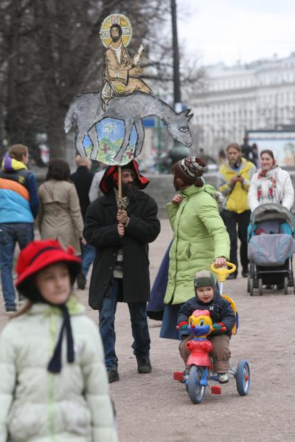 Вербное воскресенье. по городу гуляет семья в религиозных костюмах, Москва, 17 апреля 2011 года