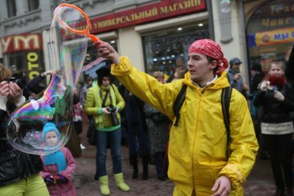 Парад- шествие с мыльными пузырями на Арбате, Москва, 10 апреля 2011 года