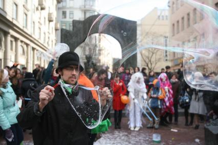 Парад- шествие с мыльными пузырями на Арбате, Москва, 10 апреля 2011 года