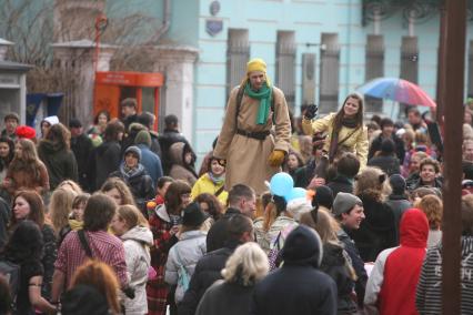 Парад- шествие с мыльными пузырями на Арбате, Москва, 10 апреля 2011 года