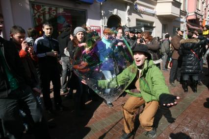 Парад- шествие с мыльными пузырями на Арбате, Москва, 10 апреля 2011 года