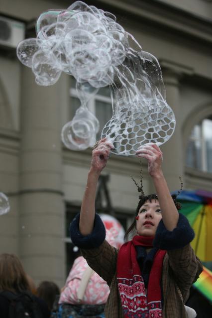 Парад- шествие с мыльными пузырями на Арбате, Москва, 10 апреля 2011 года