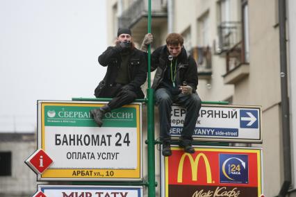 Два молодых человека залезли на столб с вывеской \"Сбербанк\", Москва, 12 апреля 2011 года