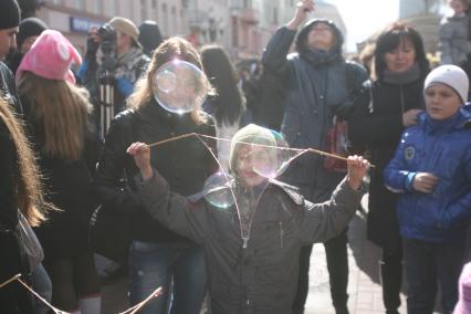 Парад- шествие с мыльными пузырями на Арбате, Москва, 10 апреля 2011 года