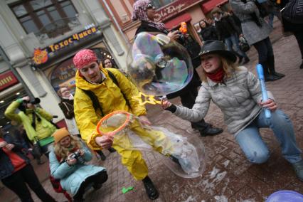 Парад- шествие с мыльными пузырями на Арбате, Москва, 10 апреля 2011 года