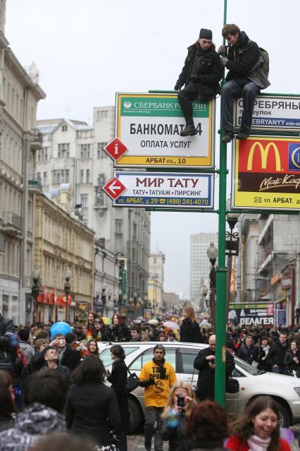 Два молодых человека залезли на столб с вывеской \"Сбербанк\", Москва, 12 апреля 2011 года