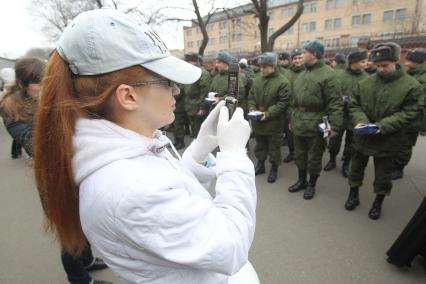 Осенняя призывная компания, отправка призывников проходит в призывном пункте города Москвы. На снимке: призывник со своей девушкой. 19 ноября 2010 года.