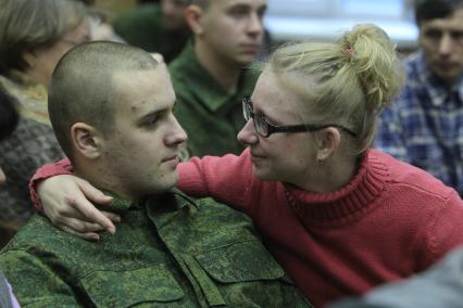 Осенняя призывная компания, отправка призывников проходит в призывном пункте города Москвы. На снимке: призывник со своей девушкой. 19 ноября 2010 года.