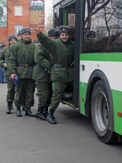 Осенняя призывная компания, отправка призывников проходит в призывном пункте города Москвы. На снимке: отправка призывников к месту службы. 19 ноября 2010 года.