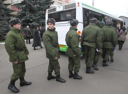 Осенняя призывная компания, отправка призывников проходит в призывном пункте города Москвы. На снимке: отправка призывников к месту службы. 19 ноября 2010 года.