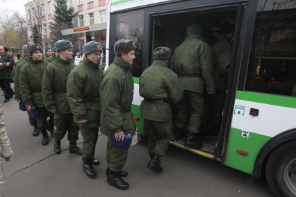 Осенняя призывная компания, отправка призывников проходит в призывном пункте города Москвы. На снимке: отправка призывников к месту службы. 19 ноября 2010 года.