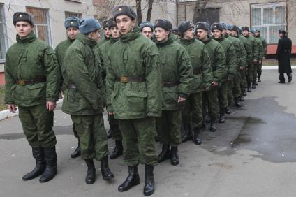 Осенняя призывная компания, отправка призывников проходит в призывном пункете города Москвы. На снимке: призывники стоят в строю. 19 ноября 2010 года.