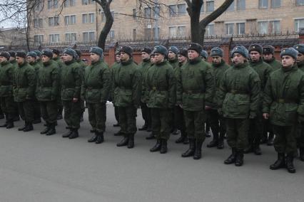 Осенняя призывная компания, отправка призывников проходит в призывном пункете города Москвы. На снимке: призывники стоят в строю. 19 ноября 2010 года.