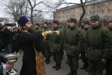 Осенняя призывная компания, отправка призывников проходит в призывном пункте города Москвы. На снимке: призывники стоят в строю, священник освящает строй. 19 ноября 2010 года.