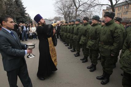 Осенняя призывная компания, отправка призывников проходит в призывном пункте города Москвы. На снимке: призывники стоят в строю, священник освящает строй. 19 ноября 2010 года.