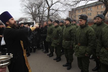 Осенняя призывная компания, отправка призывников проходит в призывном пункте города Москвы. На снимке: призывники стоят в строю, священник освящает строй. 19 ноября 2010 года.