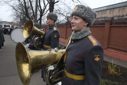 Осенняя призывная компания, отправка призывников проходит в призывном пункте города Москвы. На снимке: Военный оркестр играет марш. 19 ноября 2010 года.