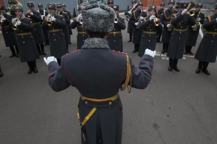 Осенняя призывная компания, отправка призывников проходит в призывном пункте города Москвы. На снимке: Военный оркестр играет марш. 19 ноября 2010 года.