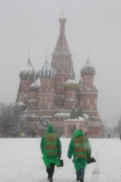 Россия. Москва. 09 апреля 2011г. Снегопад, Храм Василия Блаженного, Красная площадь.