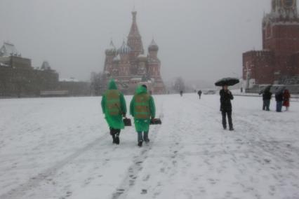 Россия. Москва. 09 апреля 2011г. Снегопад, Храм Василия Блаженного, Красная площадь.