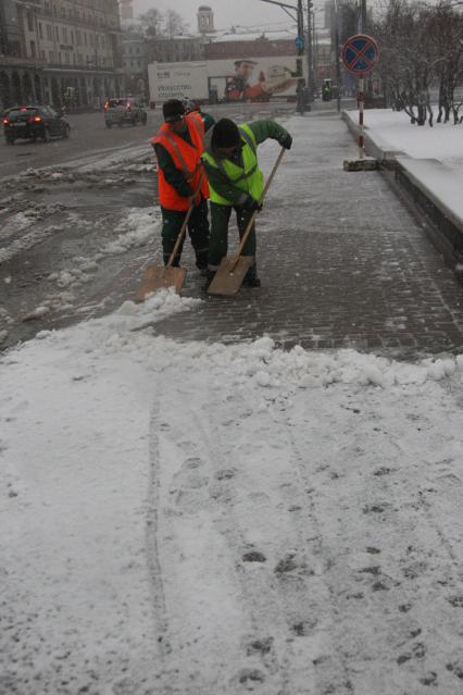 Россия. Москва. 09 апреля 2011г. Гастарбайтер, уборка снега.