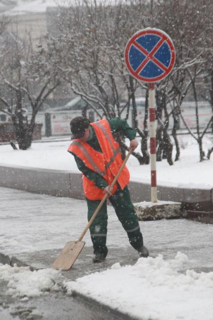 Россия. Москва. 09 апреля 2011г. Гастарбайтер, уборка снега.