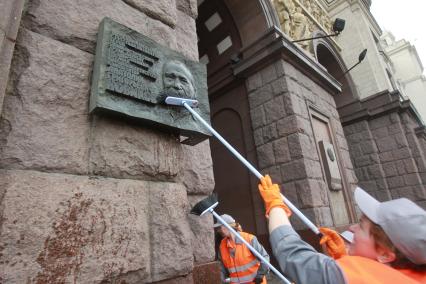 Весенние работы по очистке и мойке здания на Котельнической набережной. Москва. 6 апреля 2011 года.