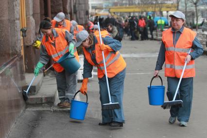 Весенние работы по очистке и мойке здания на Котельнической набережной. Москва. 6 апреля 2011 года.