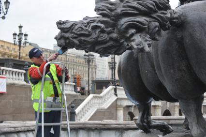 Россия. Москва. 07 апреля 2011г. Фонтаны на Манежной площади. Подготовка фонтана к запуску.