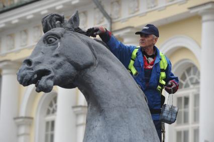 Россия. Москва. 07 апреля 2011г. Фонтаны на Манежной площади. Подготовка фонтана к запуску.